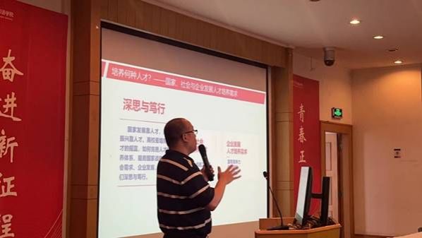 墙上贴了海报描述已自动生成